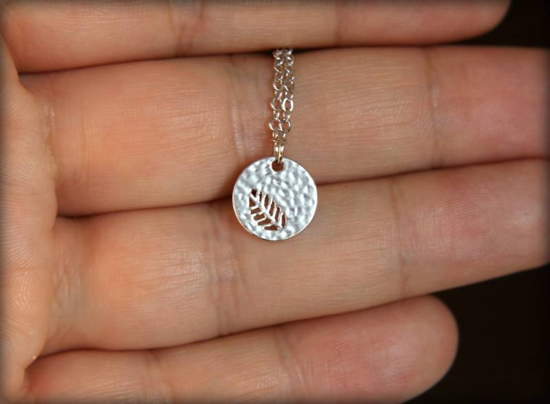 Fernblatt Ausschnitt Halskette - Erhältlich in Silber Und Gold von saffronandsaege