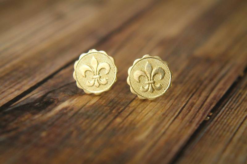 Fleur De Lis Ohrstecker, Erhältlich in Messing Oder Silber Messing, Edelstahl-Beiträge von saffronandsaege