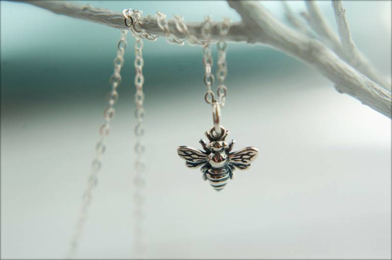 Fliegende Bee Halskette in Sterling Silber von saffronandsaege