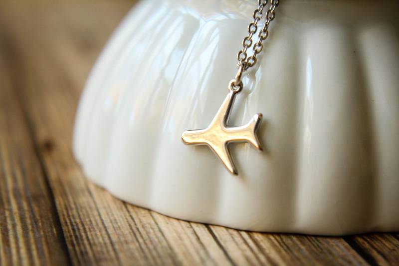 Flugzeug Silhouette Halskette, Erhältlich in Silber Und Gold von saffronandsaege