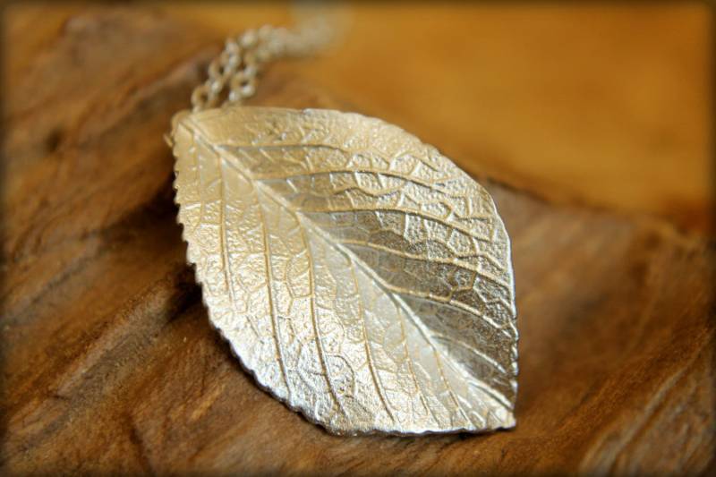 Gefaltete Blatt Halskette, Erhältlich in Silber Und Gold von saffronandsaege