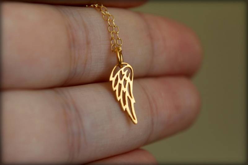 Gefiederte Flügel Halskette in Vermeil Und Gold-Filled von saffronandsaege