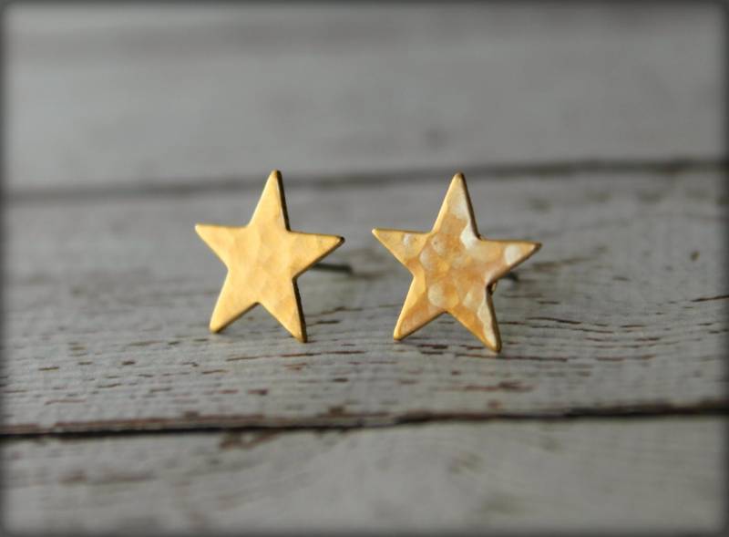 Gehämmert Stern Ohrstecker, Erhältlich in Messing Oder Silber Messing, Edelstahl-Beiträge von saffronandsaege