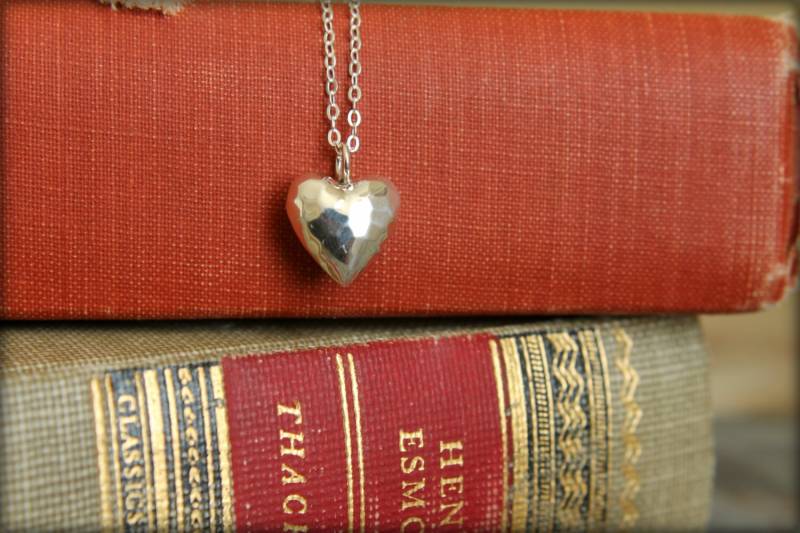 Geschwollene Herzkette in Sterling Silber Gehämmert von saffronandsaege