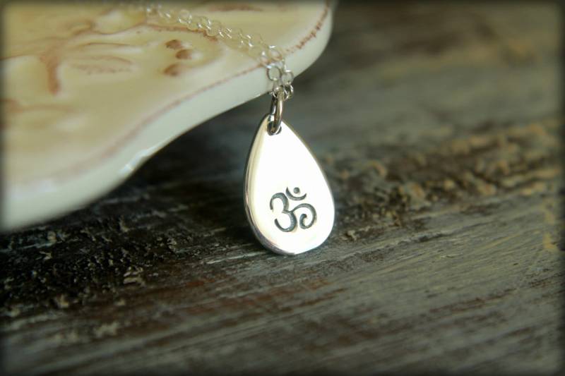 Gestempelt Ohm Teardrop Halskette in Sterling Silber von saffronandsaege