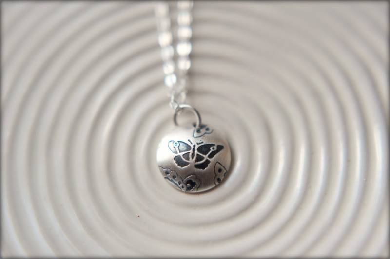 Gewölbte Schmetterling Disc Halskette Aus Sterlingsilber von saffronandsaege