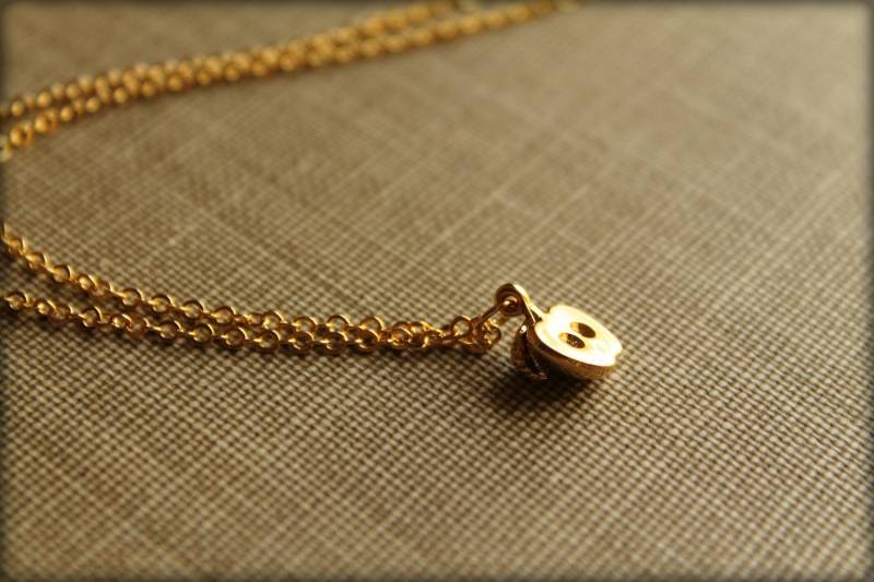 Goldene Apfel Halskette von saffronandsaege