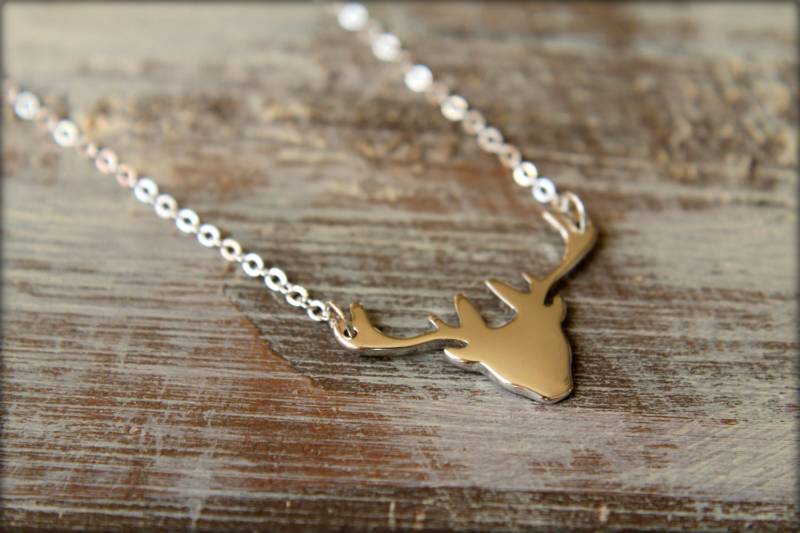 Hirschkopf Silhouette Halskette, Erhältlich in Silber Und Gold von saffronandsaege