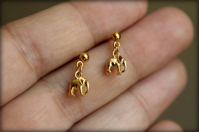 Itty Bitty Elefant Ohrringe in Gold von saffronandsaege