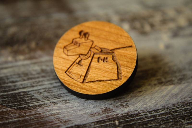 K-9 Brosche, Laser Holz Geschnitten von saffronandsaege