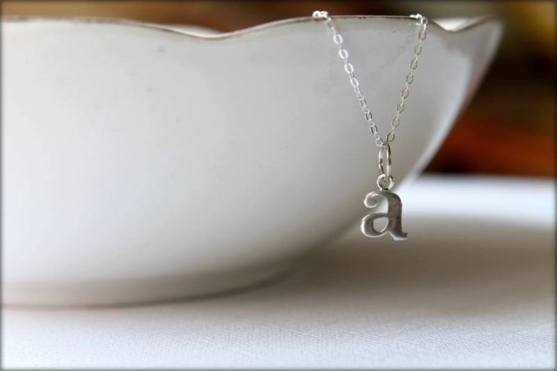 Kleinbuchstaben Initial Halskette in Sterling Silber, Alphabet Typus Personalisierte Buchstaben Geschrieben Schriftsteller Typ von saffronandsaege