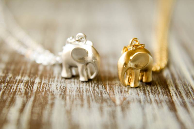 Kleine Elefant Kette, Erhältlich in Matt Silber Oder Gold von saffronandsaege