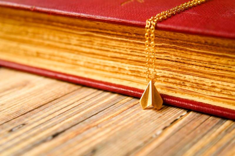 Kleine Papier Flugzeug Halskette, Erhältlich in Silber Und Matt Gold von saffronandsaege