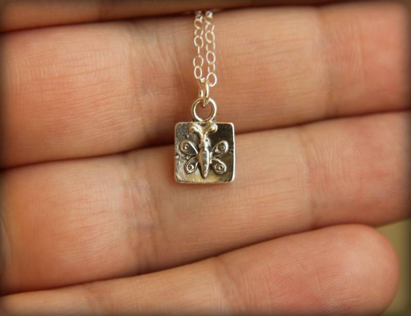 Kleine Schmetterling Anhänger Halskette Aus Sterling Silber von saffronandsaege