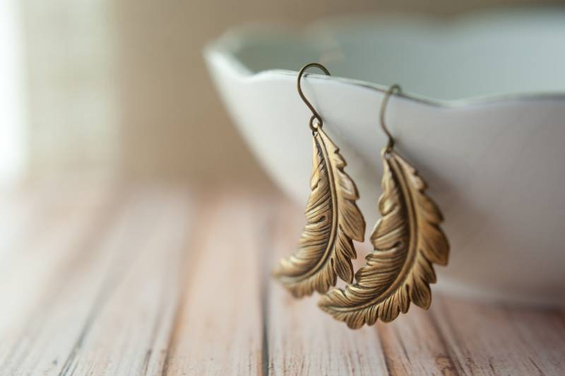 Lange Federohrringe in Messing von saffronandsaege