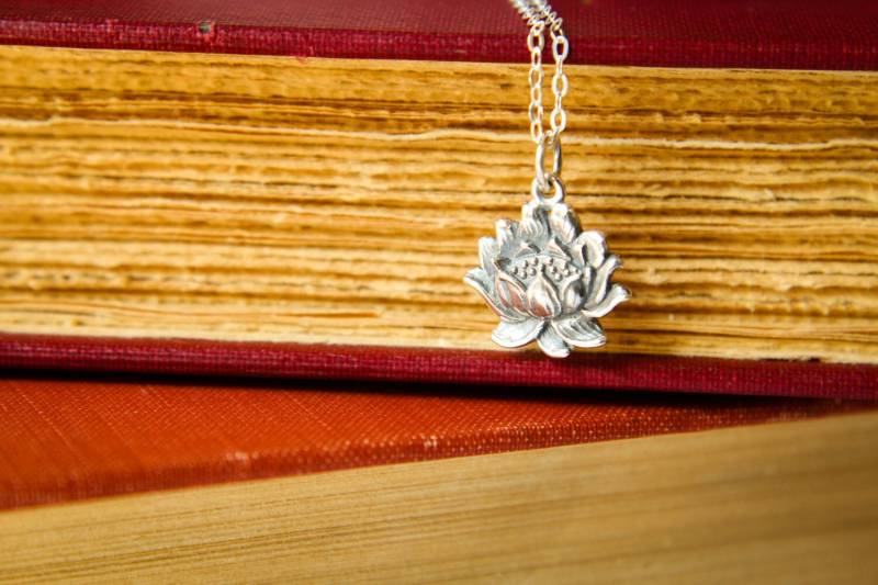 Lotus Blume Halskette in Sterling Silber von saffronandsaege