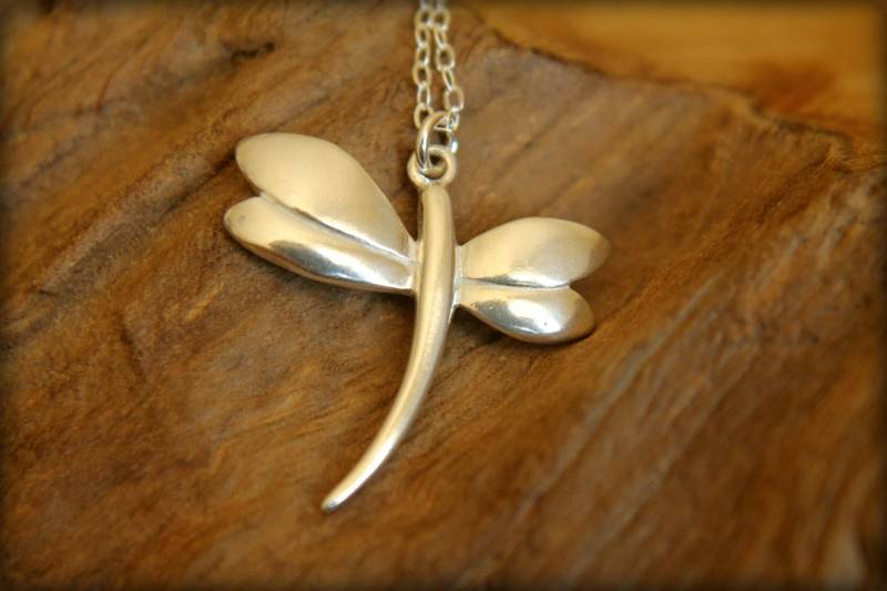 Moderne Libelle Halskette in Sterling Silber von saffronandsaege