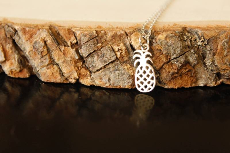 Offene Ananas Halskette, Erhältlich in Sterling Silber Und Bronze Gold Gefüllt von saffronandsaege