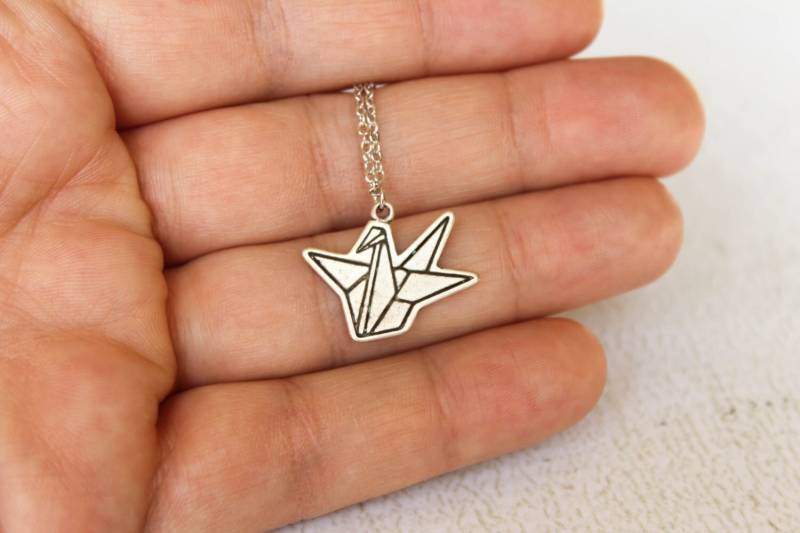 Origami Kranich Umriss Kette in Altsilber von saffronandsaege