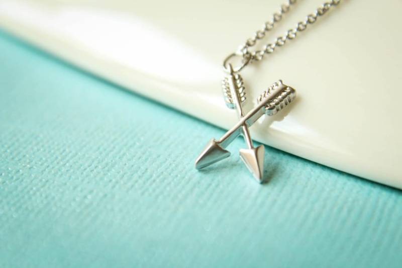 Pfeilkreuz Halskette, Erhältlich in Matt Silber Und Gold von saffronandsaege