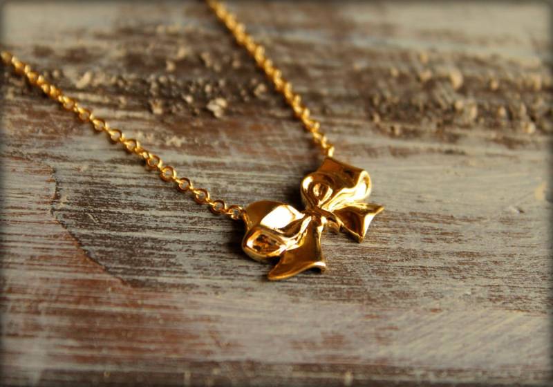 Schleife Halskette - All Wrapped Up, Erhältlich in Silber Und Gold von saffronandsaege