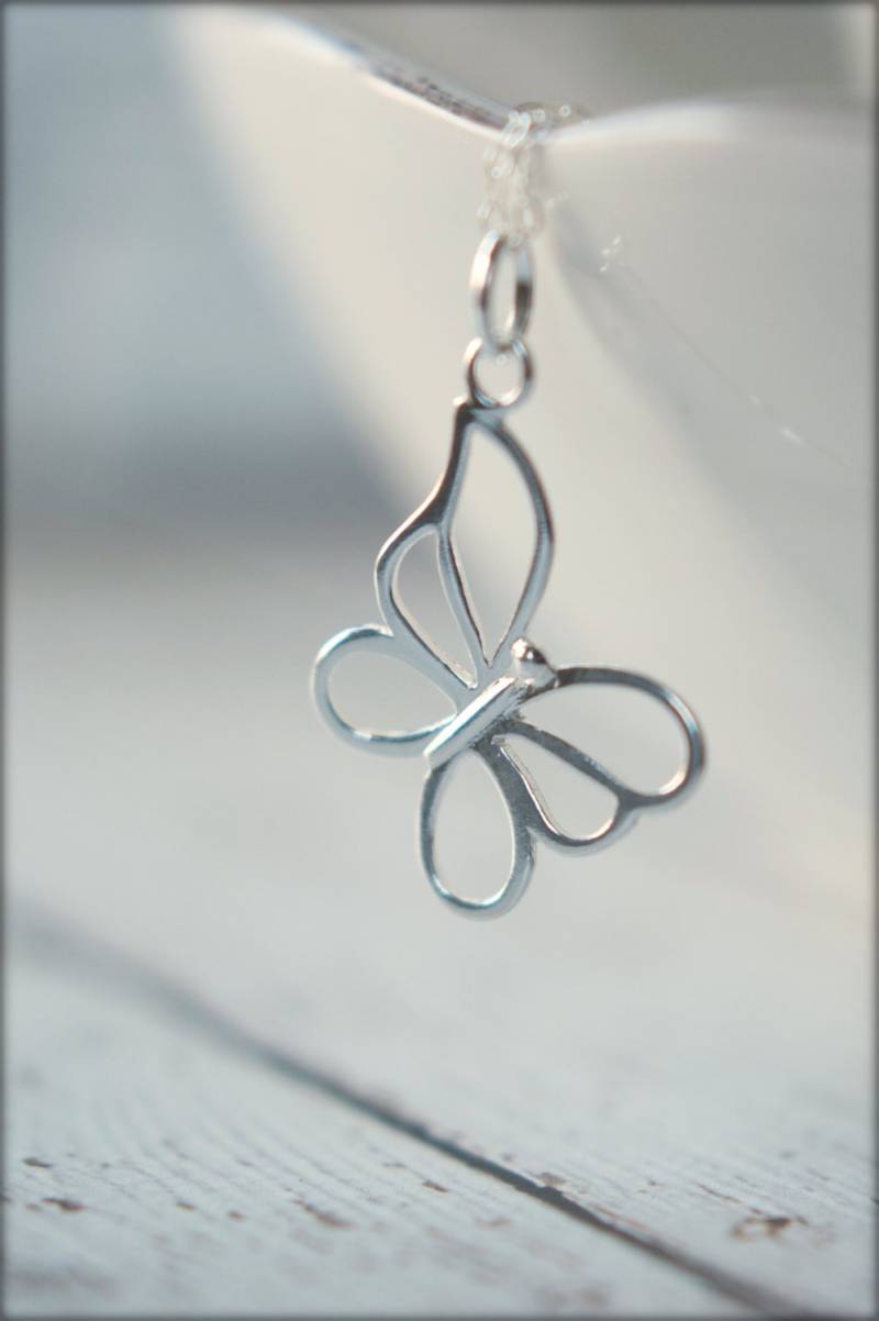 Schmetterling Umriss Halskette, Erhältlich in Sterling Silber Und Vergoldetem Gold Gefüllt von saffronandsaege