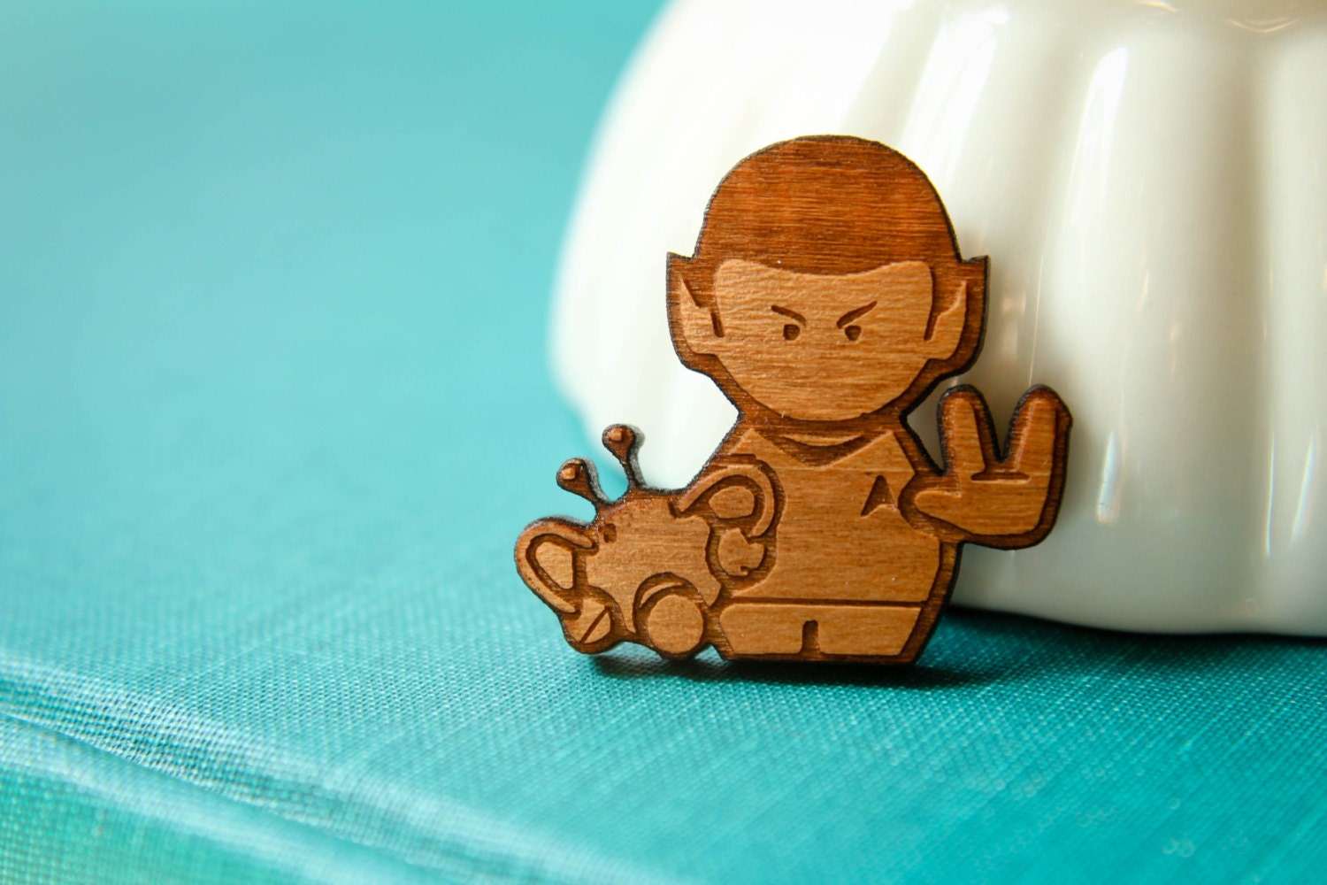 Spock Brosche, Laser Holz Geschnitten, Fan-Accessoire, Comiccon, Star Trek Charakter, Stilisierten Raum Reisen Universum Zukunft Trekkie Geschenk von saffronandsaege