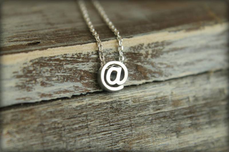 Symbol | @-Zeichen Halskette, Erhältlich in Silber Und Gold von saffronandsaege