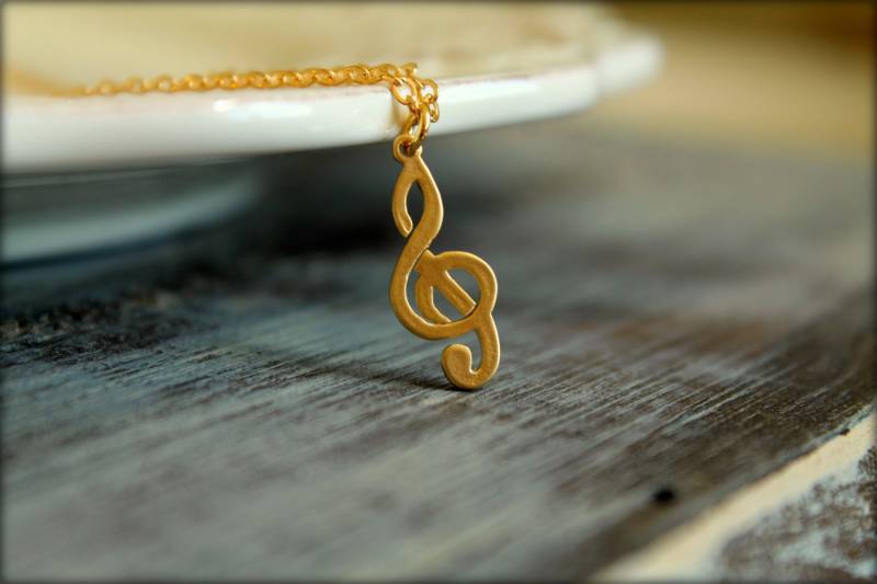 Treble Clef Halskette, Erhältlich in Silber Und Gold von saffronandsaege