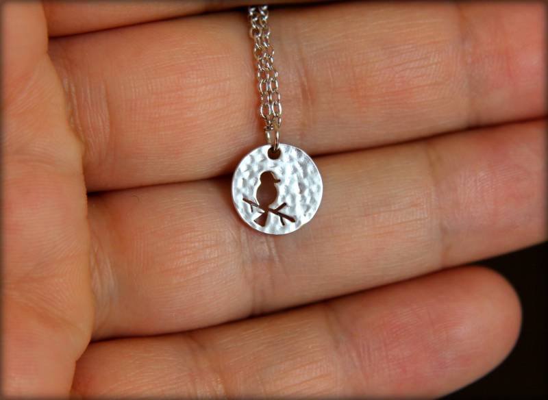 Vogel Auf Einem Ast Cutout Halskette - Erhältlich in Silber Und Gold von saffronandsaege