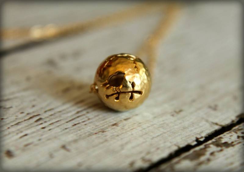 Vogel-Ausschnitt-Perlenkette in Gold Mit Gefüllt Kette, Durchbrochene Kugel Perle, Detaillierte 3D Charme, Vogelliebhaber, Vogelbeobachter Geschenk von saffronandsaege