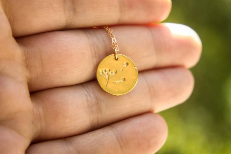 Weht Löwenzahn Halskette, in Sterling Silber Und Vermeil Gold-Filled von saffronandsaege