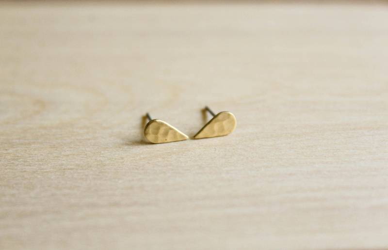 Winzige Gehämmert Tropfen Ohrstecker in Messing, Edelstahl-Beiträge von saffronandsaege