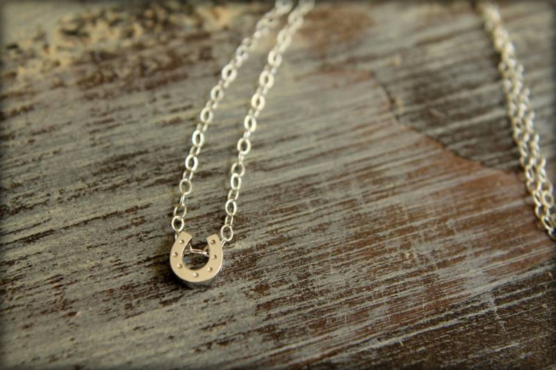 Winzige Hufeisen Halskette, Erhältlich in Sterling Silber Oder Vermeil Und Gold-Filled von saffronandsaege