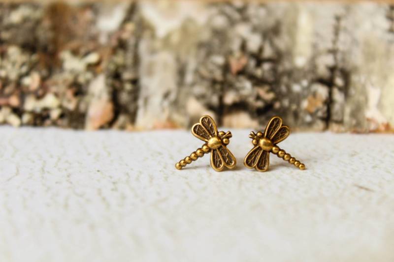 Winzige Libelle Ohrringe, Erhältlich in Gealterten Messing, Rohmessing Und Antik Silber von saffronandsaege