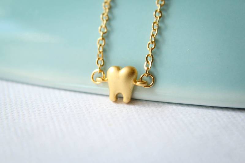 Zahn Halskette, Erhältlich in Silber Oder Gold von saffronandsaege