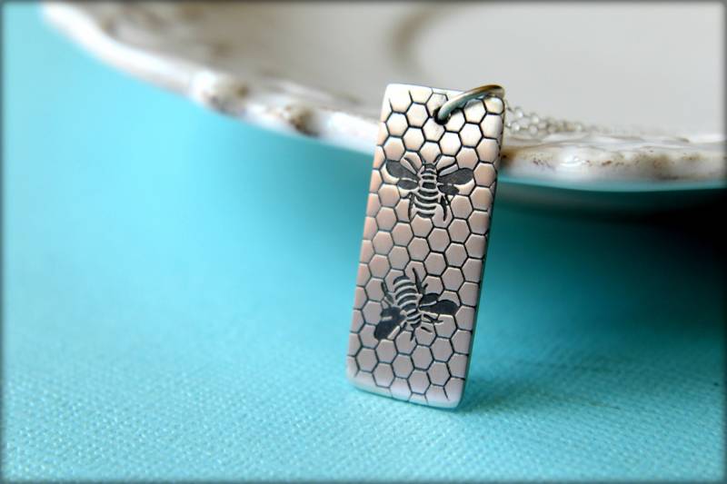 Zwei Bienen & Waben Tag Halskette in Sterling Silber von saffronandsaege