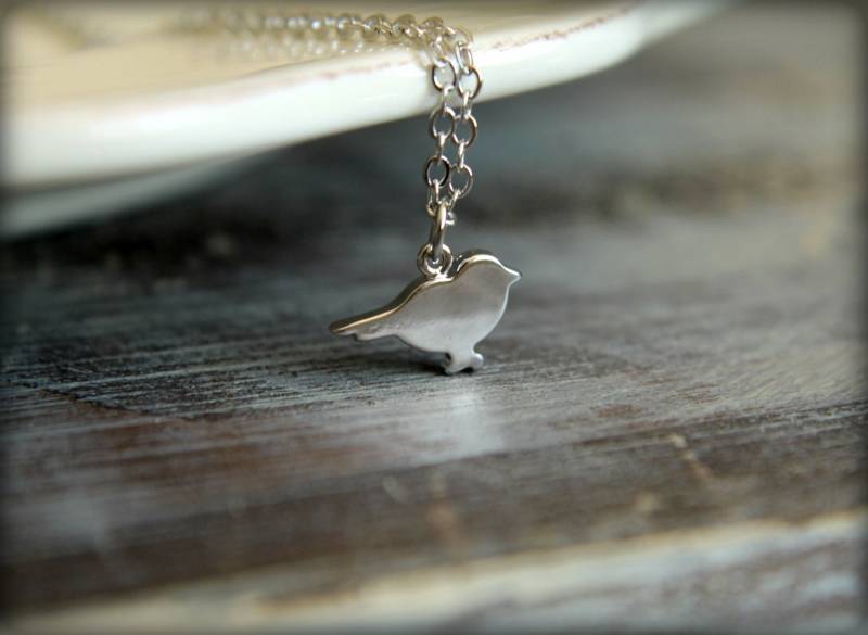 stehende Spatzkette, Erhältlich in Silber Und Gold von saffronandsaege