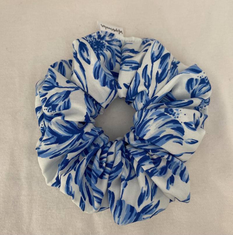 Blau Weißer Blumenscrunchie Blau Weißer Blumenscrunchie von safiyascrunchies