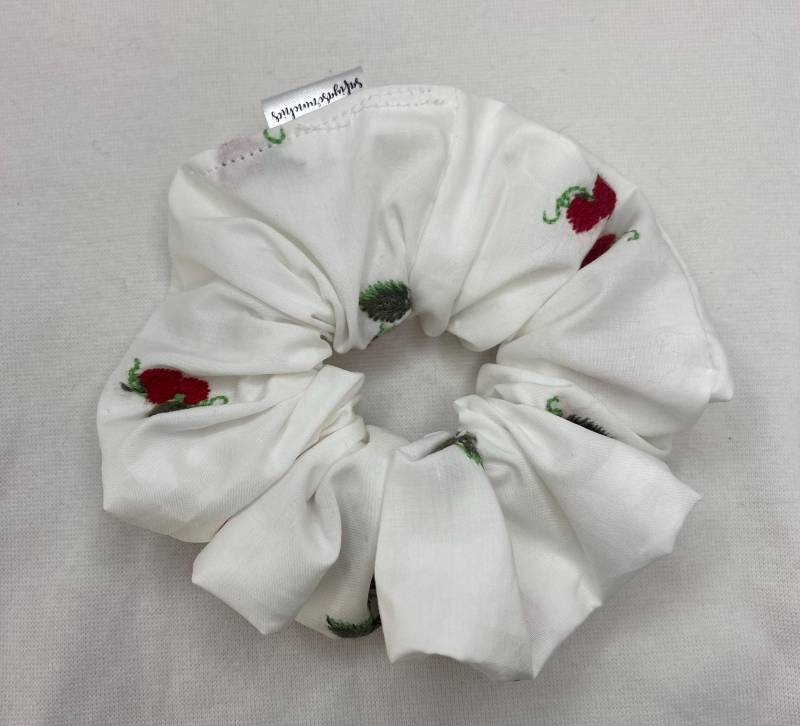 Erdbeer Scrunchie Erdbeer Scrunchie von safiyascrunchies