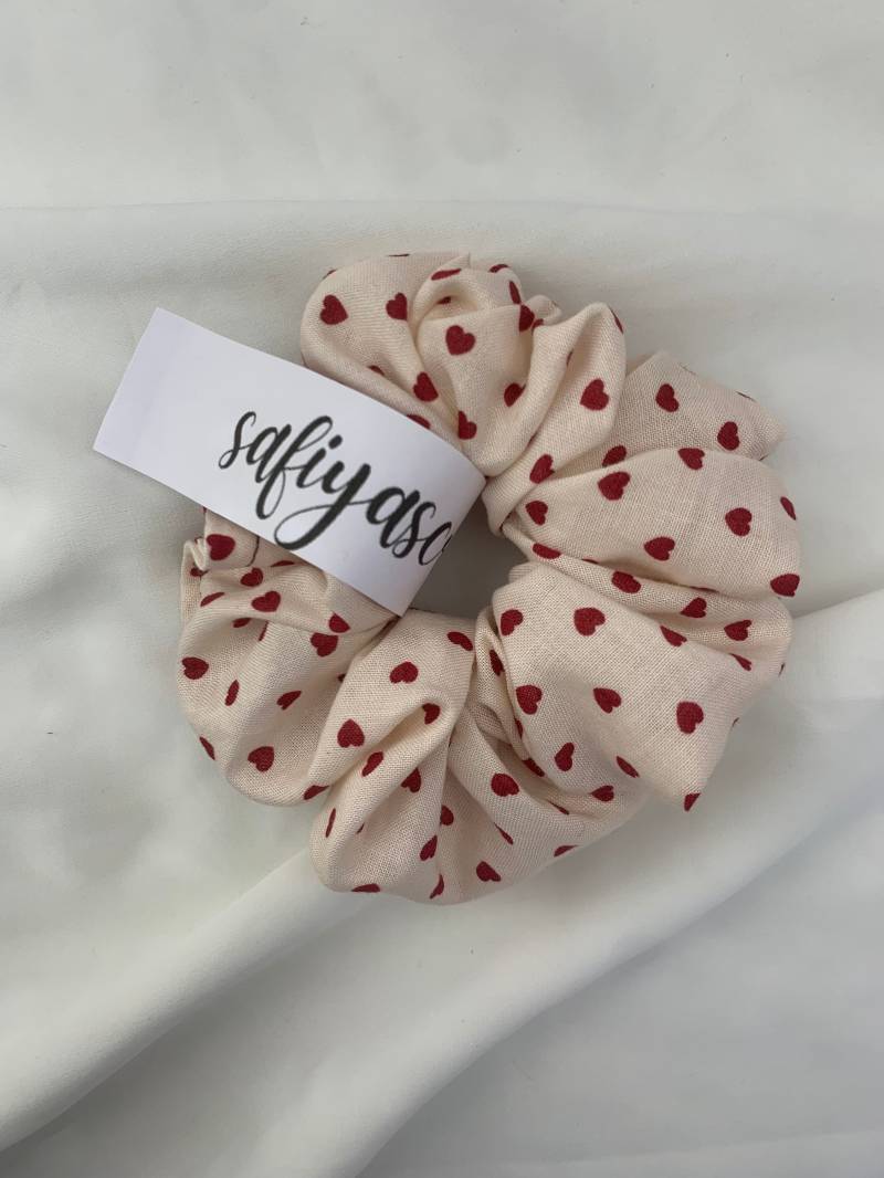 Handgemachter Süßer Herzen Scrunchie von safiyascrunchies