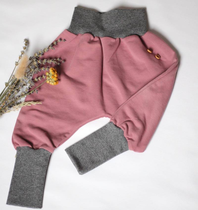 Babyhose Altrosa Kuschelsweat | Pumphose Größe 50/56 von safranundlavendel
