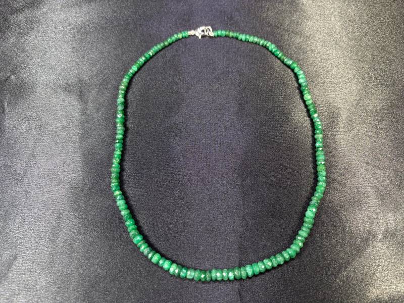 Handgefertigte Smaragd-Kette Funkelnder Natürlicher Edelstein, 42 cm Lang Handgefertigte Smaragd-Kette Funkelnder Natürlicher Edelstein, 42 cm Lang von saharagems