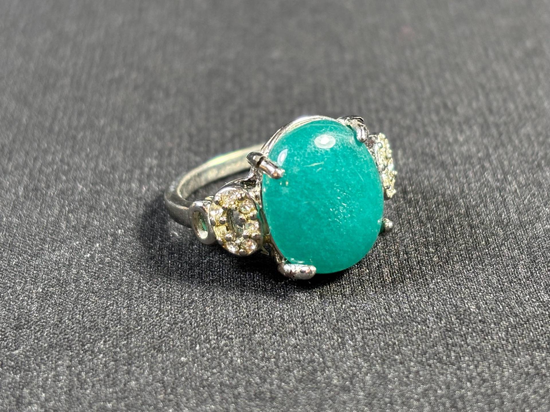 Natürlicher Jade Cabochon Ring Handgefertigter Silberfarbener Ring Mit Zirkonia - Größe 7, 25 Natürlicher Jade Cabochon Ring Handgefertigter Silberfarbener Ring Mit Zirkonia - Größe 7, 25 von saharagems