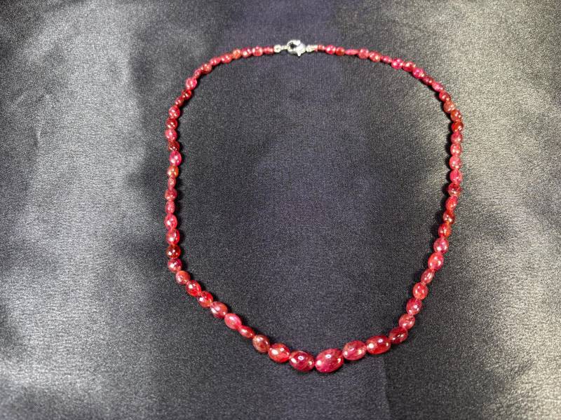 Handgefertigte Kette Aus Rotem Spinell Funkelnder Schmuckstein, 40 cm Lang Handgefertigte Kette Aus Rotem Spinell Funkelnder Schmuckstein, 40 cm Lang von saharagems