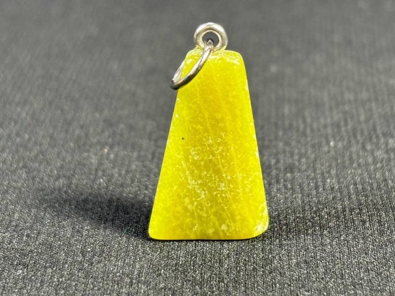 Handgemachter Serpentin Edelstein Anhänger Natürlicher Grüner Stein von saharagems