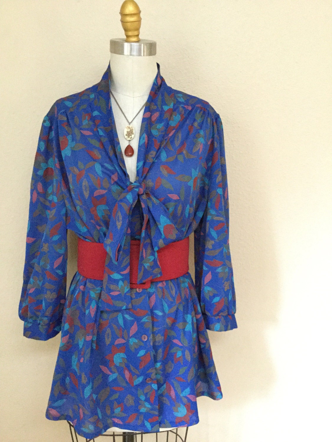 Vintage 70Er Jahre Sekretärin Bluse. Ascot Halstuch. Lebendige Blaue Blumenbluse Vintage 70Er Jahre Sekretärin Bluse. Ascot Halstuch. Lebendige Blaue Blumenbluse von sailorpinkvintage