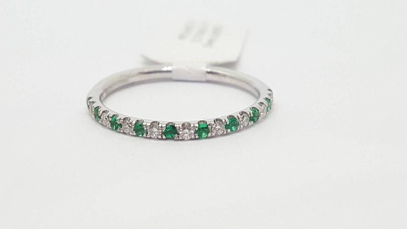 0.30Tcw 14K Weißgold Diamant & Smaragd Band Ring Enhancer Pave Halbe Ewigkeit von salehijewelry