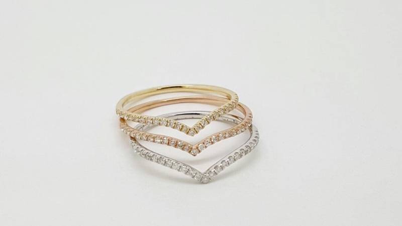 14K Gold Natürlicher Runder Diamant 1, 5 Mm Chevron Geschwungenes Ehering V Ring von salehijewelry