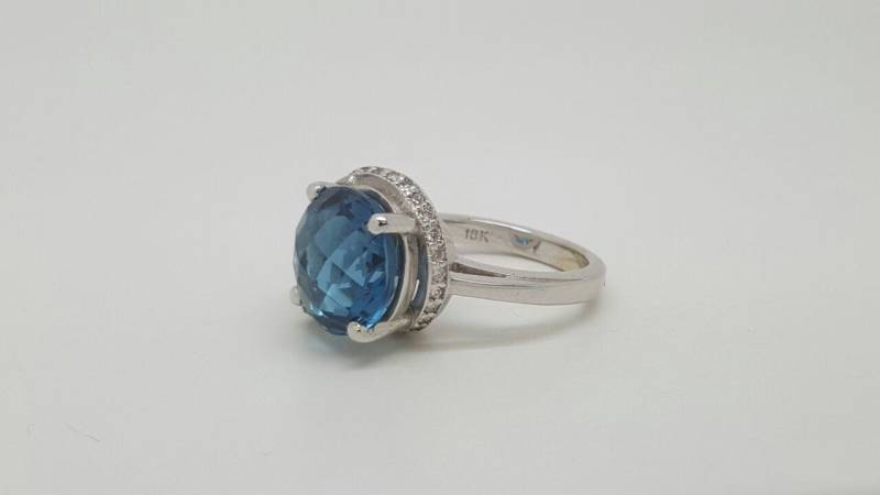 40%sale 18K Massiver Weißgold Topas Und Diamant Spirale Halo Cocktailring von salehijewelry